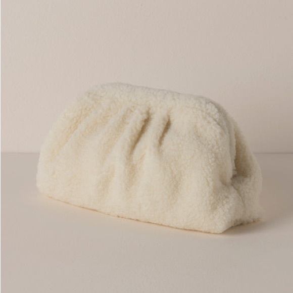 NWOT Women’s Ivory Shiraleah Jayden Polyester Sherpa Clutch with Gold Hardware - Picture 1 of 2